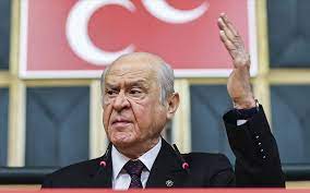 Devlet bahçeli, 1967 yılında ankara i̇ktisadi ve ticari i̇limler akademisi'ni(şimdiki adıyla gazi üniversitesi i̇ktisadi ve i̇dari bilimler fakültesi ) kazandı ve dış ticareti okumaya başladı. Mhp Lideri Devlet Bahceli Den Grup Toplantisinda Kilicdaroglu Na Tosuncuklu Gonderme Internet Haber