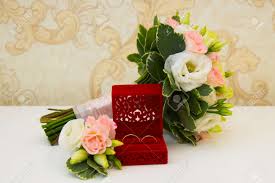 Le bouquet reste l'une des interrogations majeures de la tenue de la mariée … on le souhaite joli et pourquoi pas exceptionnel, on le voudrait pratique mais et je suis finalement tomber amoureuse d'un magnifique bouquet de bouton (oui les boutons comme ce que vous avez sur votre pantalon lol). ÙØ®Ø·Ø· ÙØ­ÙÙ ØªØ´Ø¯ÙØ¯ Bouquet De Fleur Avec Bague Findlocal Drivewayrepair Com