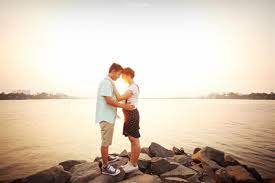 Untuk para penikmat senja yang mau foto prewedding, pastinya. 5 Contoh Foto Prewed Di Pantai Sering Jalan