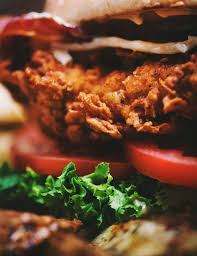 Hamburger Au Poulet Croustillant Le Coup De Grace Recipe Chicken Hamburger Food Recipes