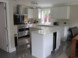 yesseniahtyro: white kitchens howdens