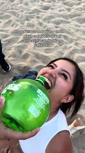 Diversión en la playa con desconocidos