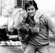 Avec sa mince silhouette et son carré blond, mireille darc est devenue l'une des stars du cinéma français dans les années 60. Quand Mireille Darc Se Confiait Sur Sa Relation Avec Alain Delon Marie Claire