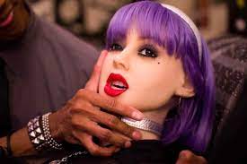 Papusa gonflabila in marime naturala, cu picioare indoite si deschise. ViaÅ£a Cu O AmantÄƒ De Silicon