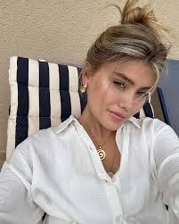 Alicia Lessard's Instagram, Twitter & Facebook