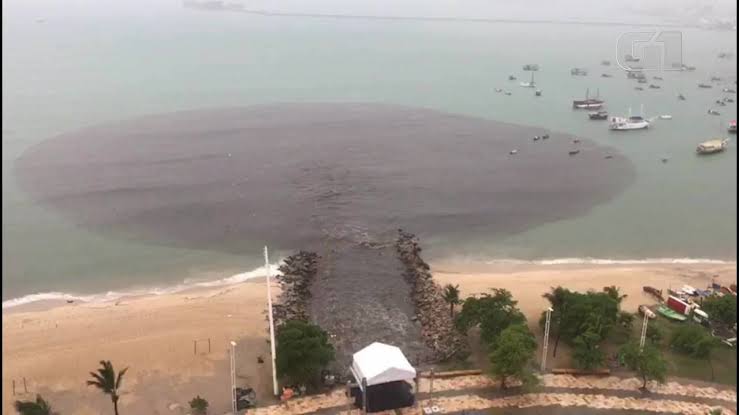 Resultado de imagem para Mancha redonda e escura aparece em mar na orla de Fortaleza durante as fortes chuvas desta sexta"