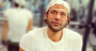 هو نجل الفنان عادل إمام وشقيق المخرج رامي إمام أول أعماله التلفزيونية مسلسل كناريا وشركاه مع الفنان فاروق الفيشاوي وتخرج محمد إمام من الجامعة الأمريكية بعد فيلم عمارة يعقوبيان الذي أدى فيه دورا مميزا.ثم شارك. Ù…Ø­Ù…Ø¯ Ø¥Ù…Ø§Ù… ÙŠØªØ¹Ø±Ø¶ Ù„Ø¥ØµØ§Ø¨Ø§Øª Ø¨Ø§Ù„ØºØ© ÙÙŠ ØªØµÙˆÙŠØ± Ø§Ù„Ù†Ù…Ø± Beirutcom Net