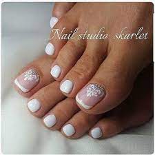 Con la ayuda de distintos tamaños de pinceles podemos dibujar, líneas, lunares o puntos realizando divertidas combinaciones de color. 9 Disenos De Pedicura Francesa Que Estan De Moda Belleza Y Peinados Unas Manos Y Pies Disenos De Unas Pies Manicura De Unas