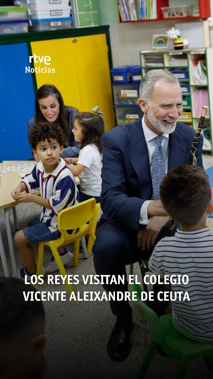 🔸 Los reyes visitan el colegio Vicente Aleixandre de Ceuta, considerado un ejemplo de convivencia en la ciudad autónoma., Durante la visita, don Felipe y doña Letizia han conocido un aula de Infantil ...