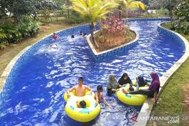 Warga antre membeli tiket masuk ke lokasi objek wisata wahana surya, kecamatan pondok kelapa, kabupaten bengkulu tengah, bengkulu pada hari ketiga lebaran, selasa, 27 juni 2017. Waterpack Citra Raya Dipadati Pengunjung Liburan Tahun Baru Antara News Jambi