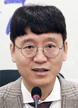 국민의힘 당규에 따르면 당대표 당선인 결정은 선거인단의 유효투표결과 70%, 여론조사결과 30%를 반영해 최다득표한 자를 당 대표로 결정한다. ì´ˆì„  ê¹€ì›… êµ­ë¯¼ì˜íž˜ ë‹¹ëŒ€í'œ ì—¬ë¡ ì¡°ì‚¬ ê¹œì§ 2ìœ„ ë‰´ìŠ¤ ë™ì•„ë‹·ì»´