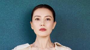 Đứng người với bà Tân Vlog, lúi húi làm bánh bị chó liếm đĩa không biết, vô  tư dùng lại chia bánh cho các cháu thưởng thức