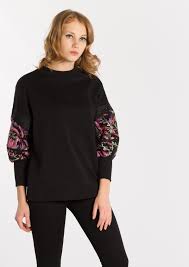 Siyah Balon Kol Nakisli Sweatshirt Soguk Kis Gunlerinde Evde Ve Okulda Tercih Edilen Populer Parcalardan Biri Sweatshirtleri Siyah Balonlar Yirtik Jean Giyim