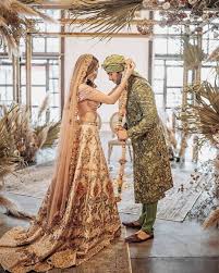 Zur hochzeitsfeier wird er einen guten hochzeitsanzug wählen. 9 Likes 4 Comments Dulhan Tribe Dulhantribe On Instagram This Bohemian Chic Indian Wedding Has O In 2020 Indian Wedding Outfits Indian Bridesmaids Groom Outfit