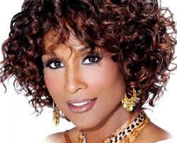 Coupe de cheveux femme 50 ans visage rond avec lunettes. Coiffure Cheveux Frises Femme