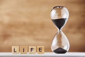 Reloj De Arena En Madera Y Bloques De Madera Con Vida De Palabra Con Espacio De Copia Concepto De Quedarse Sin Tiempo Para La Vida Foto Premium
