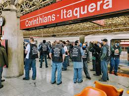 O sindicato dos metroviários de são paulo decidiu manter a greve amanhã (28), mesmo com a liminar concedida à companhia do metropolitano de são paulo (metrô) que determinou o porcentual mínimo de operação dos trens. Qh8x5esl3hagzm