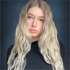 Elsa Turner's Instagram, Twitter & Facebook