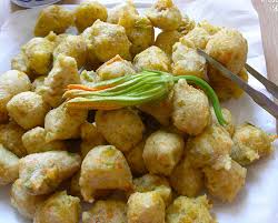 Qui infatti, oltre al cuoppo si possono assaggiare zeppole, panzarotti, arancini, fiori di zucca e melanzane, tutto realizzato con storiche ricette gelosamente custodite. E Pizzelle E Sciurilli Rispettiamo La Cucozza Che Combatte L Ansia E La Depressione I Sciurilli Di D Annunzio E Di Viviani Il Mediano