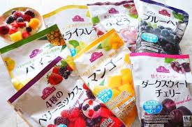 イオン トップバリュ 冷凍フルーツがコスパ抜群！「4種のベリーミックス」「皮ごと食べられる ぶどう」など 6種を実食！ [えん食べ]