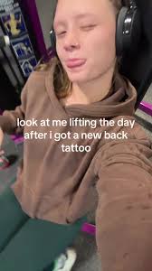 Chica Haciendo Dominadas Que Tiene Tatuaje En La Espalda