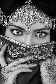 pin by بنت عدن on mensch arab beauty arabian beauty black and white portraits