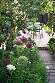 In The Harbor Town Of Whitstable Kent Designers Farlam Chandler Created A Ch In 2020 Seaside Garden English Garden Design Small Garden Design