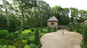 A Hamptons Event Planner On How To Design Your Garden Garden Design Perennial Garden Design Garden Pool