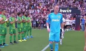 Mutuelle, rtt, chèques vacances… évaluation anonyme par les employés de cillessen & sons. Jasper Cillessen Endures Awkward Guard Of Honour For Copa Del Rey Final He Lost Daily Mail Online