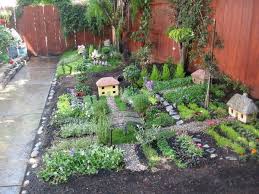 Miniature Village In Your Backyard Garden This Could Be An Idea That Keeps The Kids Busy In School Holidays Garten Pflanzen Garten Mini Garten