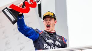 La foto es de julio de 2019 (ig: F1 2019 Daniil Kvyat Toro Rosso Podium Max Verstappen Lewis Hamilton Crash Video
