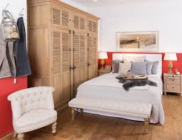 Chalet Chic Trifft Auf Belgisches Landhaus Ein Winterliches Schlafzimmer In Rot Strahlt Eleganz Und Wertigkeit Aus Chalet Landhausstil Flamant Schl Flamant