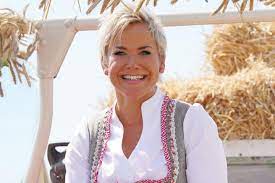 Und was sagt bauer emanuel zu der beziehung seiner ehemaligen hofdamen? Bauer Sucht Frau International Bianca Und Irene Sind Ein Paar Gala De