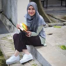 Fanspage ini buat kamu para wanita yang ingin tampil lebih religi dan tetap keren kekinian. 4 Paduan Keren Celana Wanita Muslim Yang Bisa Kamu Gunakan Sehari Hari