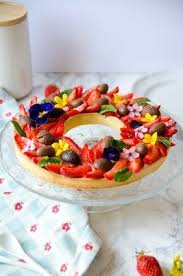 Tarte Aux Fraises De Paques Comme Une Couronne De Fleurs Tarte Aux Fraises Dessert Paques Recette