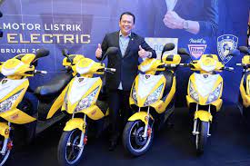 The electric scooter known as the gesits and produced by. Ketum Imi Bamsoet Introduces Yellow Electric Bike Smart Bike Price Idr 10 Million Netral News