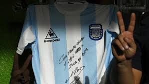 The extra small star was for the unofficial 1974 argentinian championship, a qualification playoff for the 1974 copa libertadores. Maradona Spendiert Signiertes Trikot