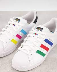 Weiß/bunt enthält nichttextile bestandteile tierischen ursprungs. Adidas Originals Superstar Sneaker In Weiss Mit Bunten Streifen Asos