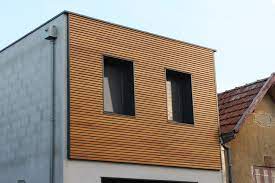 Maison ossature bois réalisée par ami bois toulouse avec un bardage prépeint blanc et red cedar, quatre chambres, séjour ouvert sur cuisine, couloir de nage. Bardage Bois Prix Aspect Et Durabilite De L Isolation Par L Exterieur 2021