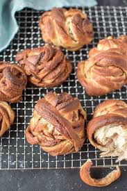 Kanelknuter Oder Auch Fluffige Zimtbrotchen Knusperstubchen Rezept Zimtbrot Lebensmittel Essen Rezepte