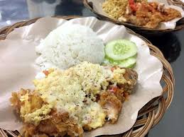 Nasi + ayam geprek dengan sambal bawang khas dengan saus telur asin. 10 Menu Geprek Bensu Paling Enak Yang Wajib Kamu Coba