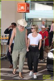 Full Sized Photo Of Chris Pine And Girlfriend Annabelle Wallis Keep It Cool In Paris 01 Photo 4315612 Jus Chris Pine Girlfriend Chris Pine Chris Pine Style