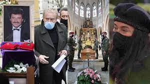 Córki krawczyków w rozmowie z lokalnym serwisem przyznały kiedyś, że jeżdżą z ojcem na z pewnością robiła to sylwia, której zdjęcia są na oficjalnej stronie internetowej krzysztofa krawczyka. Pogrzeb Krzysztofa Krawczyka Tlumy Przed Kosciolem Warta Honorowa I Wystapienie Daniela Olbrychskiego Zdjecia Pudelek
