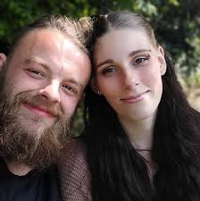 Have this little guy that's made itself home in one of my bioactive  terrariums. sometimes will chuck fruit flies in for it every now and then  😂so fun to watch it hunt |