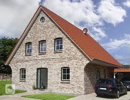 Dieses Klassische Haus Zeichnet Sich Durch Das Ziermauerwerk Die Giebelohren Und Die Sprossenfenster Aus Anbau Haus Haus Landhaus Plan