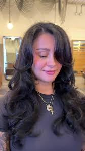 Transformación de cabello negro azabache con capas