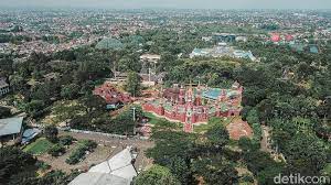 Dibawah tugu terdapat kolam air yang senantiasa memancarkan air ke. Hecdrw Whjjvgm