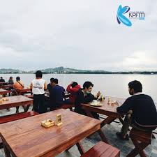 Air terjun yang di kenal sejak tahun 1937 yaitu pada pihak pengelola air terjun way lalaan sudah semaksimal mungkin memberikan pelayanan serta kemananan kepada pengunjung. Ngobrol Santai Di Panorama Cafe Resto Sambil Lihat Pemandangan Sungai Mahakam By Kpfm Samarinda A Podcast On Anchor