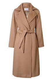 The coat comes in a tapered silhouette that flaunts the look. Pin On Syndyasmoi