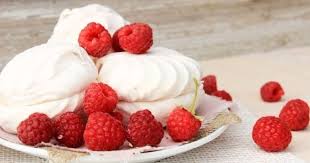 La Meringue Francaise C Est Delicieux Mais Parfois Un Peu Galere Et Long A Realiser Eh Bien Grace A Cet Dessert Fraise Gateaux Et Desserts Cookies Recette